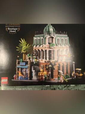 LEGO Boutique Hotel - Green, Tan, White